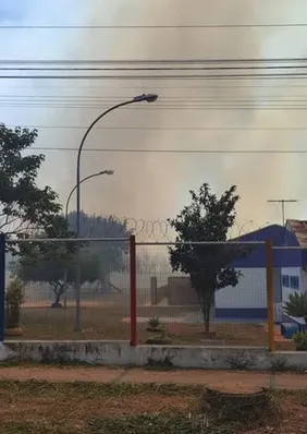 Crianças deixam creche às pressas após incêndio em vegetação