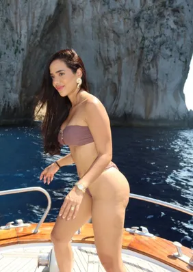 Mariely Santos exibe corpo escultural de biquíni na Itália