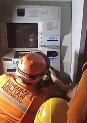 Mulher prende dedo em caixa eletrônico e é socorrida pelos bombeiros