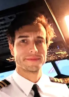 Piloto abre a porta de avião, se joga no meio do voo e deixa aluna sozinha