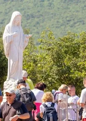 Vândalos profanam estátuas de Nossa Senhora dias antes de festival
