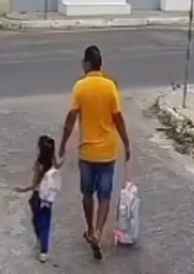 Vídeo: com o pai morto, criança se protegeu de tiroteio atrás de poste de luz