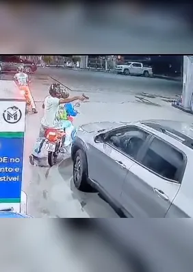 VÍDEO: Homem é morto a tiros dentro de carro em posto de combustíveis