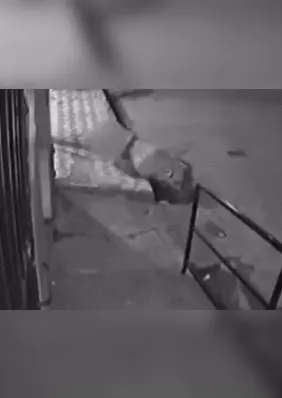 Vídeo mostra jovem baleada caída no chão após atentado a tiros no Vergel