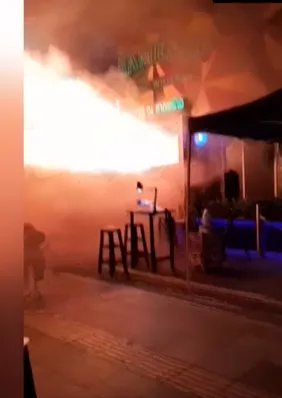 Vídeo mostra momento que fogo em bar de Bangkok se espalha