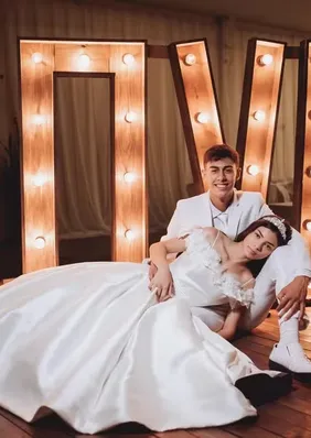 Vídeo: noiva viraliza ao se ajoelhar e prometer ser submissa ao marido