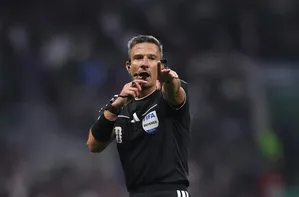 Árbitro se emociona ao descobrir que irá apitar a final da Copa