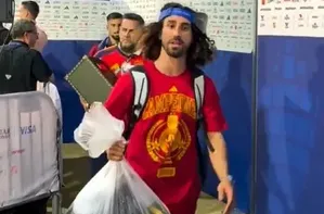 Atitude de Cucurella com taça da Copa do Mundo viraliza