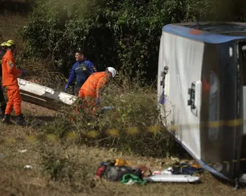Acidente entre carreta e ônibus mata 5 pessoas; VÍDEO