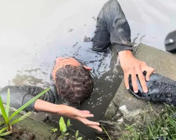 Adolescente com drogas tenta se esconder da polícia em canal de esgoto