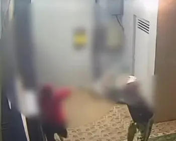 Adolescente é agredido com madeira após bola bater em portão de casa