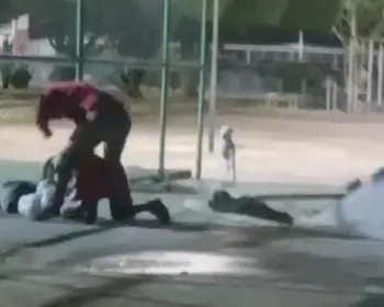 Adolescente que agrediu mulher trans em praça tinha suástica tatuada no corpo, aponta PCAL
