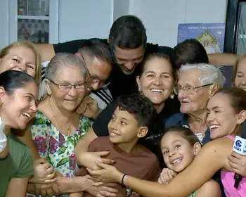 Apresentador da TV Gazeta reúne quatro gerações da família em homenagem aos bisavós
