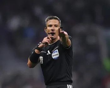 Árbitro se emociona ao descobrir que irá apitar a final da Copa