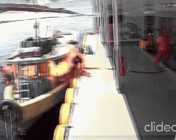 Barco explode durante abastecimento em posto flutuante