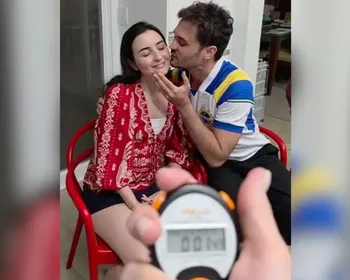 Brasileiro entra no Guinness após dar 195 beijos na namorada em 30 segundos