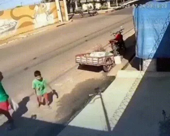 Cama box se solta de caminhão em movimento e atinge mulher no meio da rua