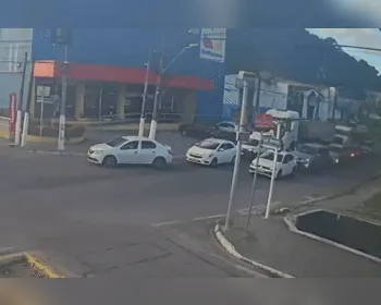 Câmera flagra exato momento de colisão que deixou quatro feridos na Cambona