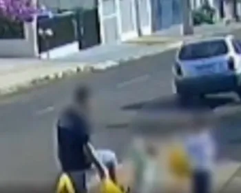 Câmera flagra pai chutando filha de 3 anos durante caminhada; vídeo