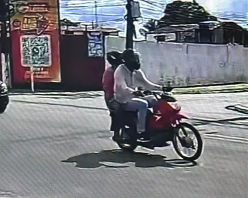 Câmeras flagram dupla armada invadindo loja antes de assalto na Santa Amélia