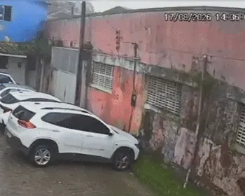 Câmeras flagram muro desabando sobre carros no Centro de Rio Largo; assista!