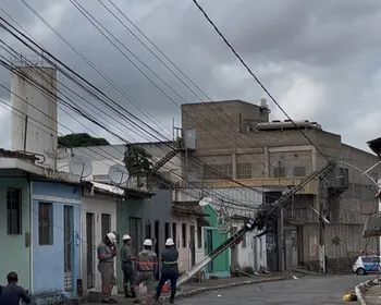 Caminhão colide contra poste e deixa trecho de Arapiraca sem energia