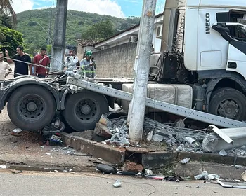 Caminhão mata motociclista, derruba postes e colide em fachada de clínica em Palmeira