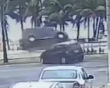 Carro capota, atravessa calçadão e para na areia da praia no litoral