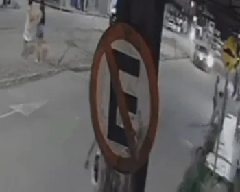 Vídeo: carro desgovernado quase atropela pedestres antes de bater em mercadinho