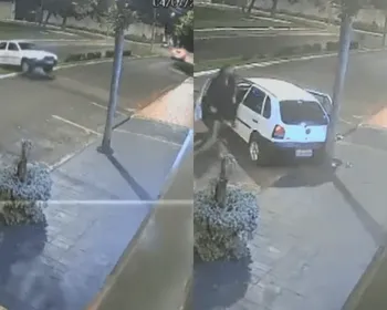 Carro em alta velocidade bate em poste e passageiro é lançado na rua