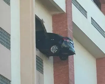 Carro fica pendurado a 20 metros após motorista sofrer mal súbito