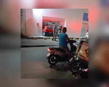 Carro invade agência bancária e motorista foge após quebrar fachada em Atalaia