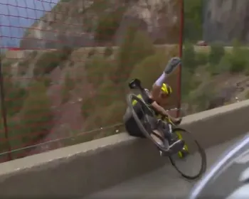 Ciclista quase cai de penhasco durante Tour de France