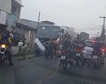 Colisão entre moto e van deixa dois feridos no Feitosa, em Maceió