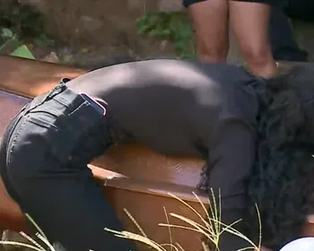 Com homenagens, mulher que teve o corpo queimado pelo companheiro é sepultada em Maceió