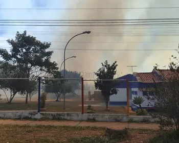Crianças deixam creche às pressas após incêndio em vegetação