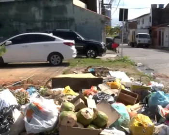 Descarte irregular de lixo causa mau cheiro e prejudica comércio no São Jorge