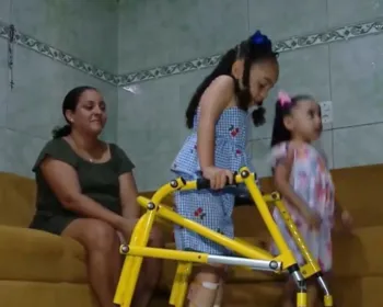 Dois anos após receber medicamento milionário, criança emociona com evolução no tratamento contra AME