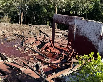 Fábrica fica destruída após explosões que mataram trabalhador