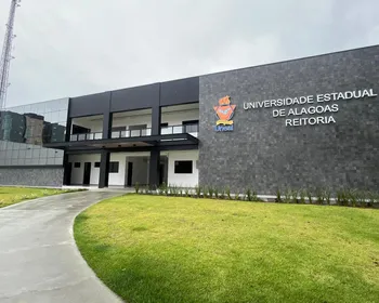 Formandos de 2024 em cursos da Uneal cobram expedição de diploma