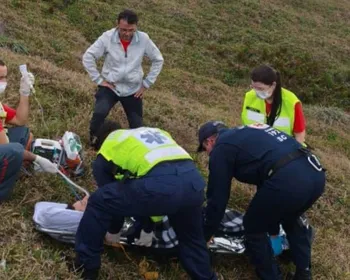 Homem cai de 15 metros de altura ao tentar voar de parapente em praia