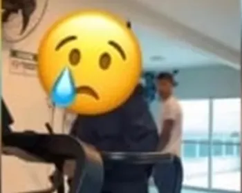 Homem é flagrado se masturbando atrás de mulher em academia