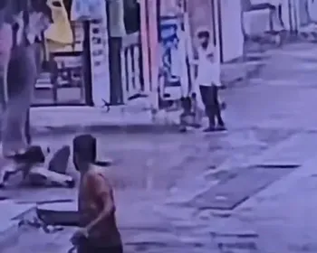 Homem é pisoteado por elefante após tentar alimentá-lo