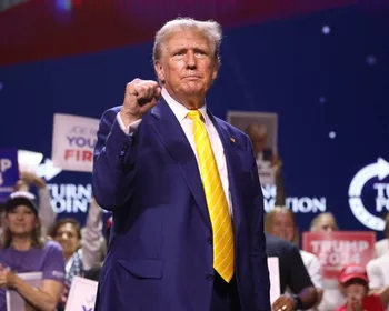 Homem faz caretas e imita gestos de Trump durante comício nos EUA