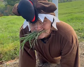 Homem que passou cinco dias vestido de vaca ganha tratamento dentário de Carlinhos Maia