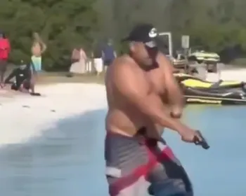 Homem tenta atirar contra banhista na praia, mas arma falha