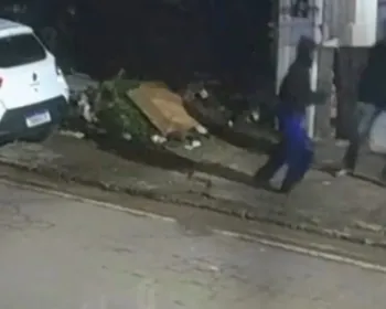 Homens armados e chutes na porta: câmeras flagram assassinato de adolescente em Murici