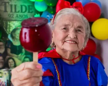 Idosa de 92 anos encanta com aniversário temático da Branca de Neve ao lado dos sete filhos