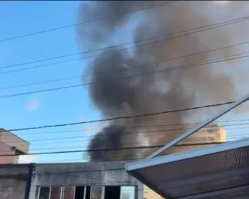 Incêndio de grandes proporções atinge oficina abandonada e provoca explosões na Mangabeiras