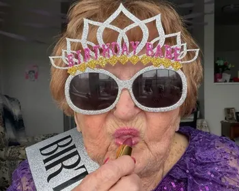 Influenciadora de 96 anos é ameaçada de expulsão de asilo por promover festas 'agitadas' com álcool